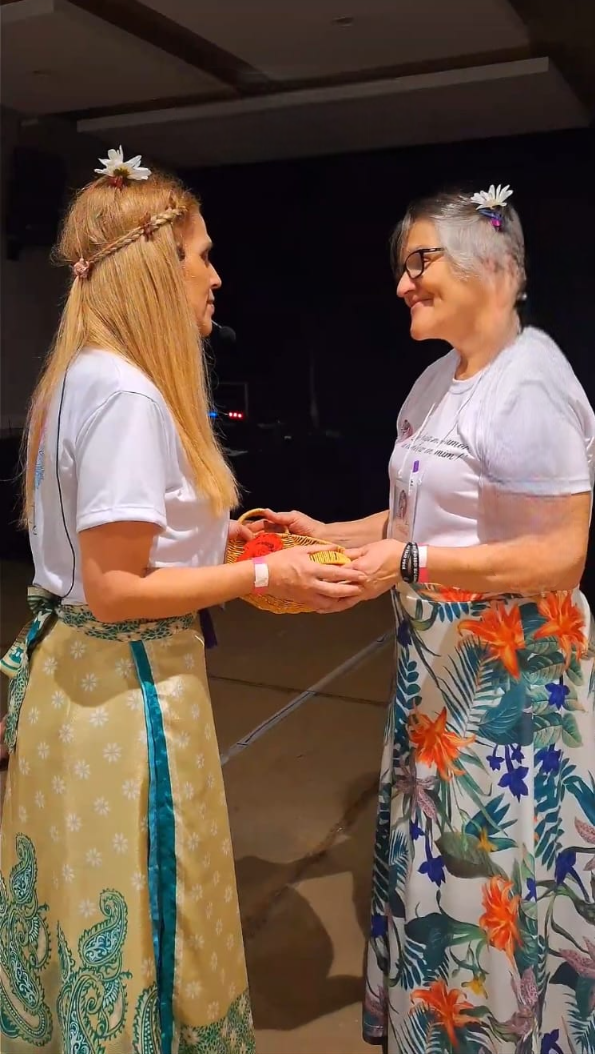 Mulheres celebrando em apoio coletivo